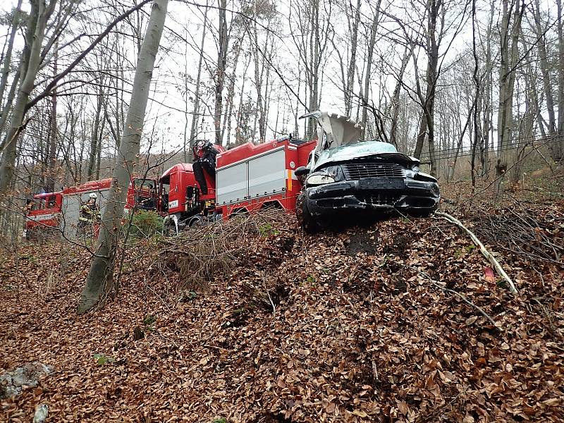 Policisté a záchranáři zasahují u tragické dopravní nehody ve vsetínské místní části Horní Jasenka, při níž zemřel třiačtyřicetiletý řidič; čtvrtek 19. listopadu 2020