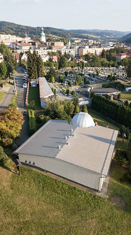 Pohled na vsetínskou hvězdárnu, hřbitov a Horní město ze Zámkem Vsetín - sídlem Muzea regionu Valašsko.