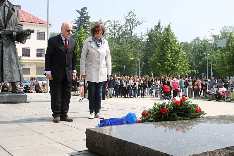 U příležitosti 73. výročí konce druhé světové války a osvobození se v pátek 4. května 2018 uskutečnil slavnostní pietní akt na Náměstí svobody ve Vsetíně. Zúčastnili se ho také předseda Českého svazu bojovníků za svobodu Miroslav Mikulčák a členka svazu B