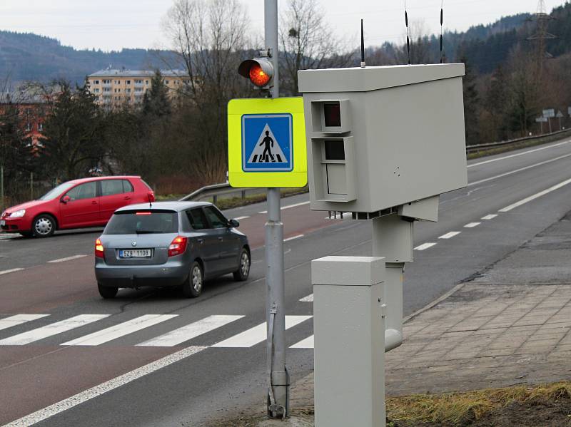 Radar nutí řidiče na křižovatce v Potůčkách zpomalit. Tím přispívá k větší bezpečnosti chodců a také snazšímu výjezdu aut ze sídliště Rybníky.