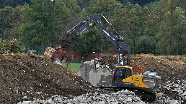 Demolicí zchátralých ochozů začala ve Vsetíně nákladná rekonstrukce bývalého spartakiádního stadionu na Ohradě; říjen 2021