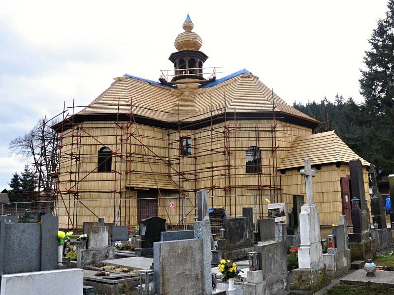 Oprava dřevěného kostela Panny Marie Sněžné postaveného ve Velkých Karlovicích v roce 1754.