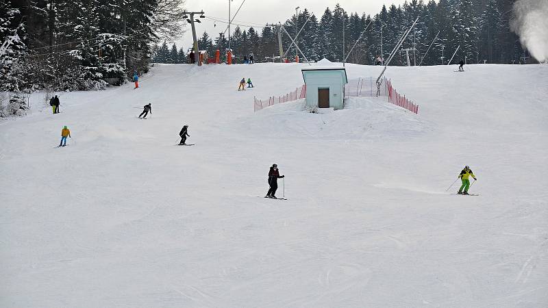 Ve skiareálu v Karolince zahájili o víkendu 11. a 12. prosince 2021 letošní lyžařskou sezonu