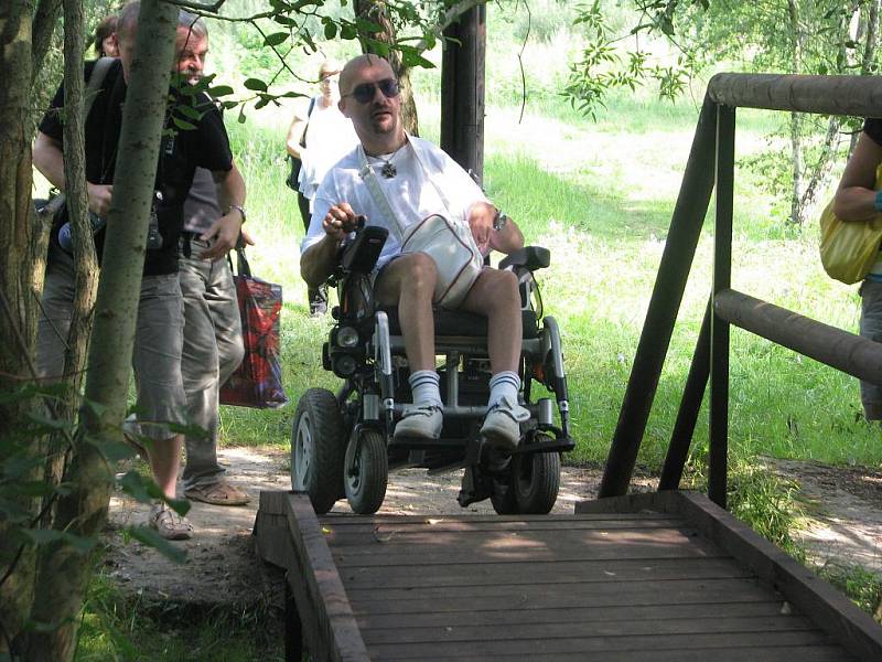 Stezka procházející okolím rybníčku v bývalých kasárnách je bezbariérová. Snadno a bezpečně se po ní mohou pohybovat také vozíčkáři a rodiče s kočárky.