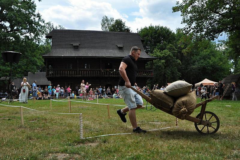 Valašské muzeum v přírodě v Rožnově pod Radhoštěm hostilo v sobotu 16. července 2022 dvacátý sedmý ročník Pekařské soboty. Součástí byl návštěvnický trojboj v netradičních disciplínách.