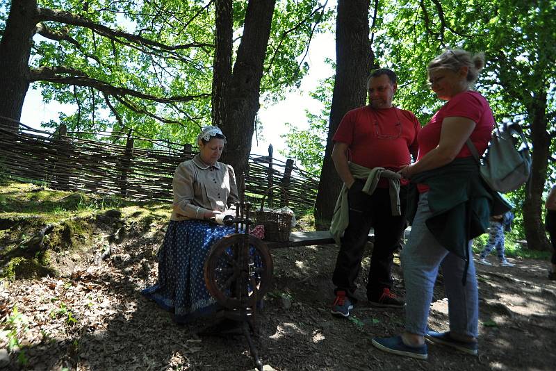 Tradičními jarními pracemi ožila v sobotu 21. května Valašská dědina ve Valašském muzeu v přírodě v Rožnově pod Radhoštěm. Návštěvníci areálu mohli vidět činnosti spojené především s domácími pracemi kolem chalupy a v zemědělství na Valašsku