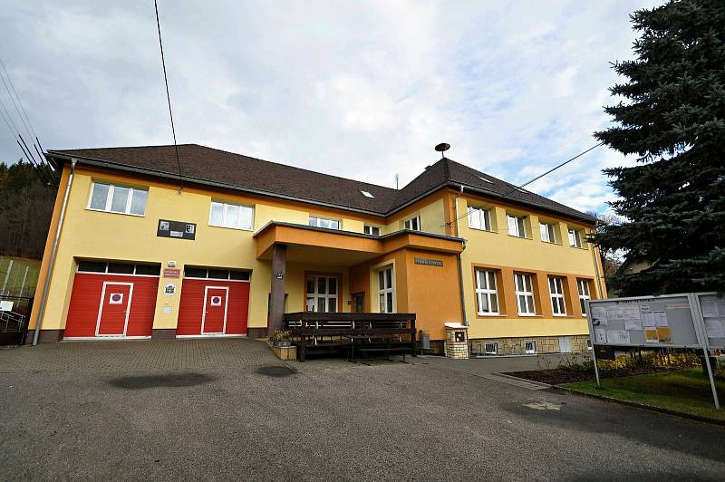 Seninka - budova v centru obce Seninka slouží zároveň jako obecní úřad, hasičská zbrojnice, pohostinství i kulturní dům
