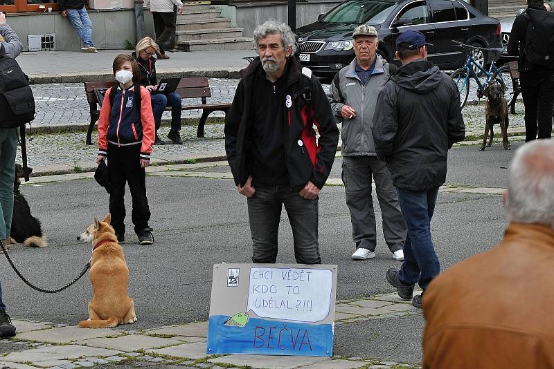 Na náměstí ve Valašském Meziříčí se v neděli 23. května 2021 uskutečnila další demonstrace ze řeku Bečvu bez jedů.