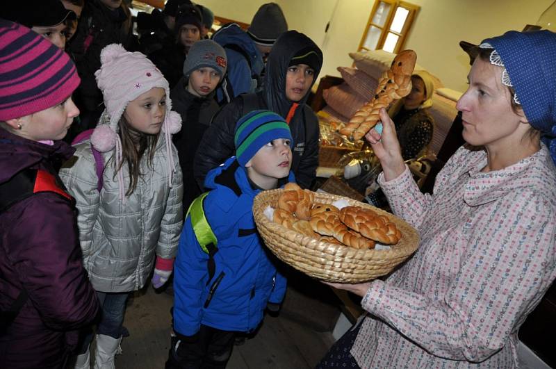 Program Vánoce na dědině ve Valašském muzeu v přírodě v Rožnově pod Radhoštěm zaměřený na tradiční zimní a předvánoční činnosti na Valašsku, Rožnov pod Radhoštěm.