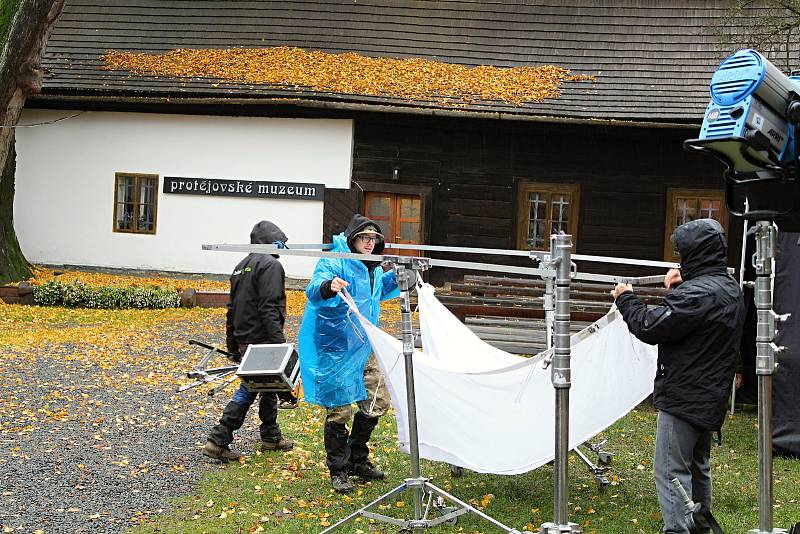 Filmaři natáčí ve Velkých Karlovicích volné pokračování seriálu Doktor Martin. Třináctidílná sada ponese název Strážmistr Topinka a hlavní roli si zahraje Robert Mikluš. V seriálu se nově objeví Jiří Bartoška nebo Jenovéfa Boková.