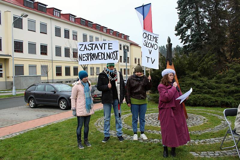 Desítky lidí si u příležitosti Dne boje za svobodu a demokracii připomněly historicky významný den. U památníku obětem totality v Panské zahradě ve Vsetíně zavzpomínala na listopadové události zástupci města a Blanka Andělová ze Svazu bojovníků za svobodu