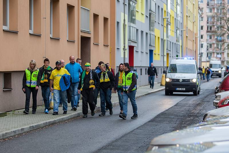 Šesté kolo kvalifikace o WSM ligu, zápas mezi týmy HC Vlci Jablonec nad Nisou a VHK ROBE Vsetín, se odehrálo 13. dubna na zimním stadionu v Jablonci nad Nisou. Na snímku fanoušci před zahájením zápasu.