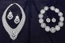 Šperky z bílé výšivky Marie Pyrchalové ze Zubří.