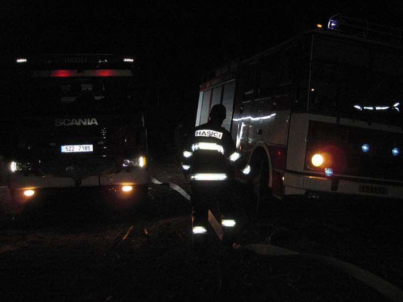 Požár v prostoru u lesní školky u obce Podolí v místě zvaném Čertův kámen na Vsetínsku.