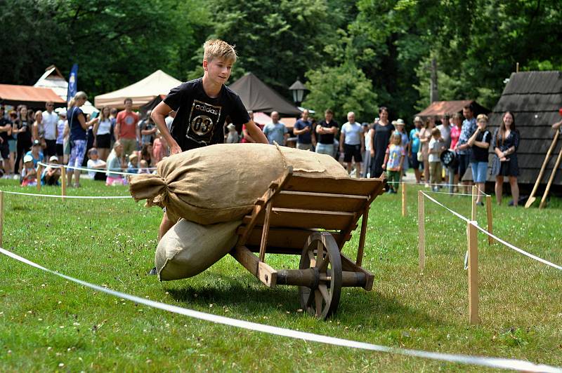 Valašské muzeum v přírodě v Rožnově pod Radhoštěm hostilo v sobotu 16. července 2022 dvacátý sedmý ročník Pekařské soboty. Součástí byl návštěvnický trojboj v netradičních disciplínách.