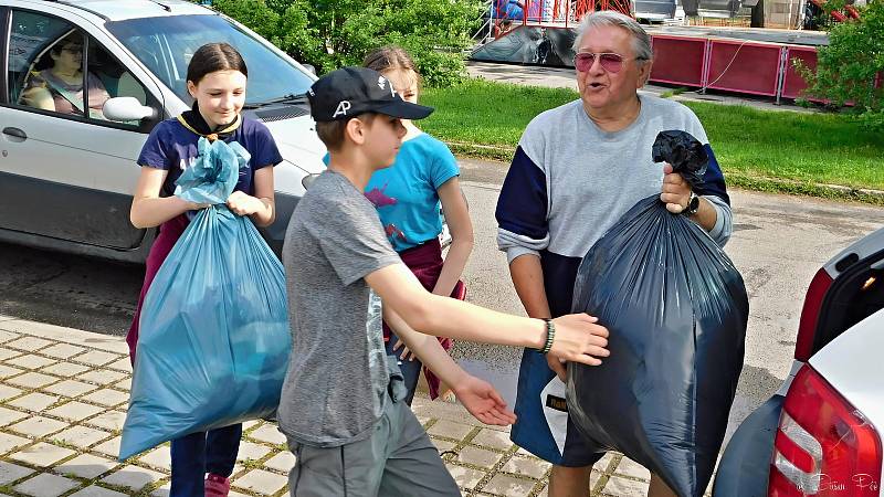 Lidé z Valašska nashromáždili v dobročinné sbírce šatstva pořádané ve dnech 19. - 21. května 2022 vsetínskou Diakonií téměř šest tun nepotřebného oblečení, hraček a dalších věcí.