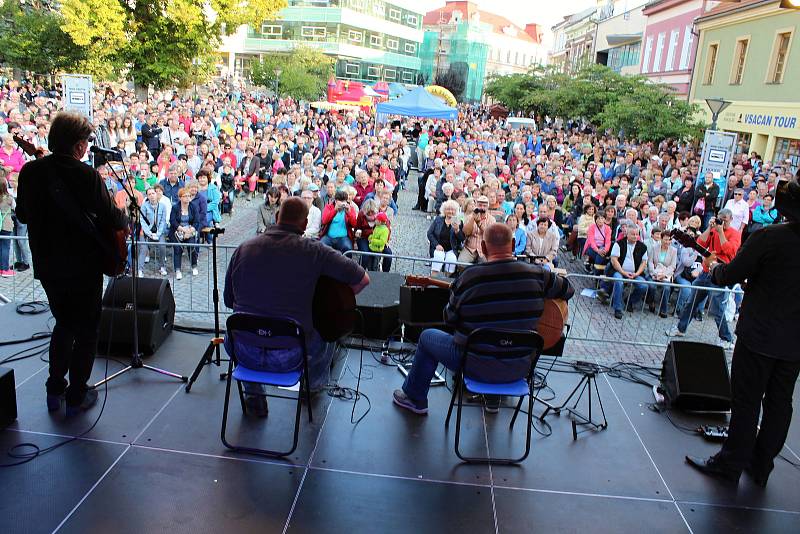 Začalo Valašské záření. Vsetínské náměstí a prostranství před kulturním domem zaplnily v pátek 8. září tisíce lidí.  Začal 19. ročník Valašského Záření.