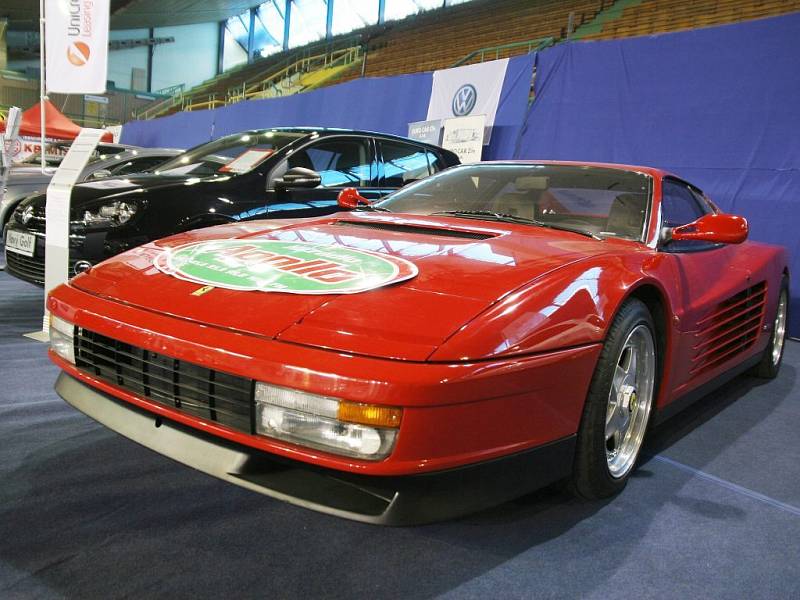 Valašský autosalon ve Vsetíně. Velkým tahákem bylo červené Ferrari Testarossa