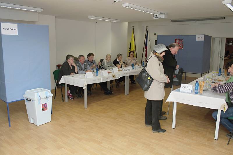 V Zubří u Valašského Meziříčí volili obyvatelé kromě nového prezidenta republiky také v místním referendu. V jedné volební místnosti tak byly dvě hlasovací schránky.