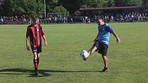 Fotbalisté Francovy Lhoty (červeno-černé dresy) zvítězili na hřišti Hrachovce 3:0 a postoupili do Krajského přeboru.