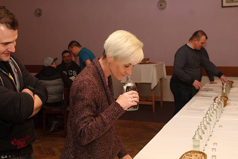 Josefský košt slivovice se konal v sobotu 16. března 2019 v Restauraci Pod Černým. Se svým vzorkem soutěžila i místní Eva Burdejová.