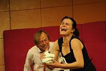 Karel Roden a Jana Krausová na jevišti v rámci hry francouzského autora Philippa Claudela nazvané O lásce.