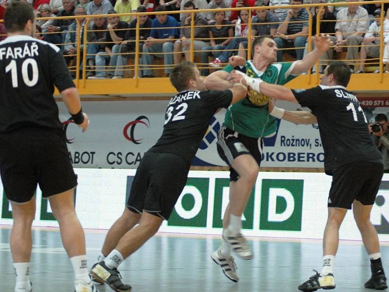 Třetí utkání finále play off Zubří (zelené dresy) – Karviná (23:24).