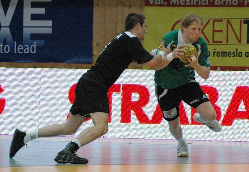 Třetí utkání finále play off Zubří (zelené dresy) – Karviná (23:24).
