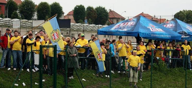 Fotbalisté Kelče (žluté dresy) si finále poháru náležitě užili.