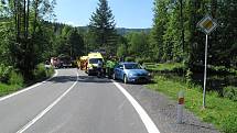 Nehoda motorky v Prostřední Bečvě si vyžádala jeden lidský život. Vrtulník přiletěl na místo události dvakrát.
