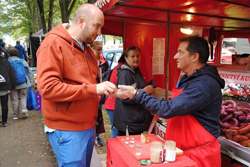 Kuchař Ondřej Slanina (vlevo) známý z televizního pořadu o gastronomii Kluci v akci na návštěvě trhů Valašská zahrada a Svatováclavského jarmarku v Rožnově pod Radhoštěm; sobota 28. září 2019