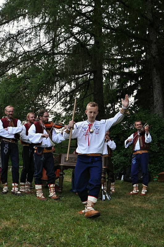 Na louce u Korytářů na Soláni na Horním Vsacku se v pátek 25. června 2021 konala soutěž O nejlepšího sekáče Soláně. Na snímku ukázka valašského tance odzemek za doprovodu CM Soláň.