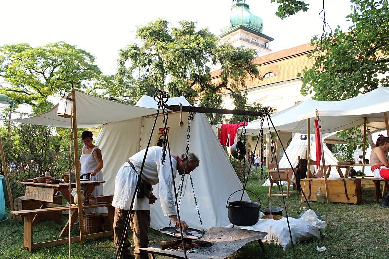 Rytíři na zámku. Skupiny historického šermu, kejklíři, tanečníci, doboví hudebníci o doprovodný program. To vše lákalo k návštěvě Vsetínského zámku a hvězdárny, kde se konal 7. ročník Templářských slavností.