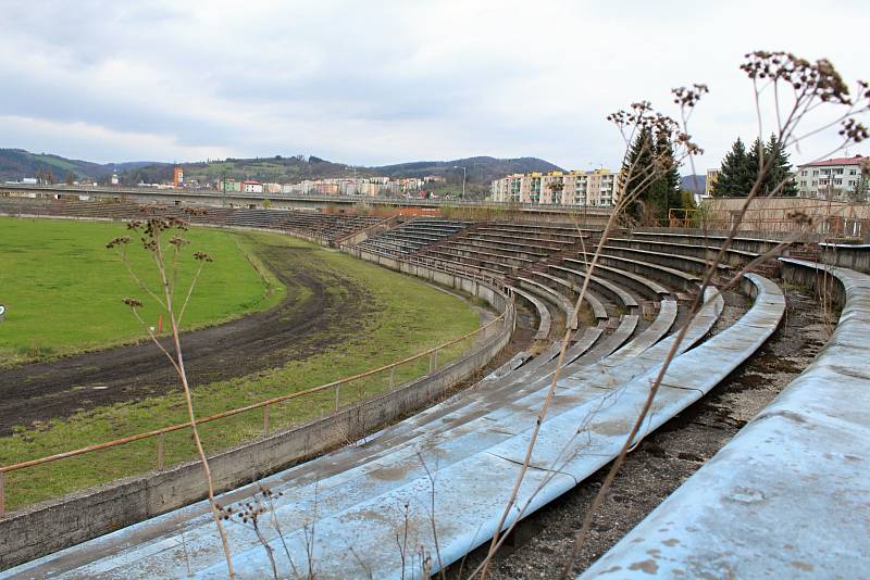 Zastupitelé města Vsetína schválili na zasedání v úterý 11. dubna 2017 koupi areálu, kde stojí bývalý fotbalový stadion na Ohradě.