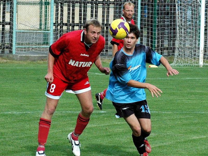 V prvním kole vsetínského okresního přeboru Ratiboř (modré dresy) doma smetla 7:0 Loučku, která sestoupila z 1. B třídy.