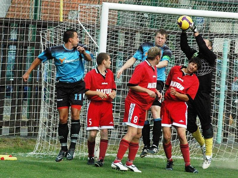 V prvním kole vsetínského okresního přeboru Ratiboř (modré dresy) doma smetla 7:0 Loučku, která sestoupila z 1. B třídy.