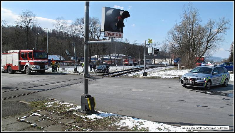 Osmatřicetiletý řidič osobního vozu Škoda Superb nerespektoval výstražné zabezpečovací zařízení a vjel v pondělí 23. března 2020 v Rožnově pod Radhoštěm do cesty vlaku. Na místě zasahovaly všechny složky IZS.