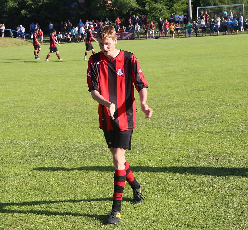 Fotbalisté Francovy Lhoty (červeno-černé dresy) zvítězili na hřišti Hrachovce 3:0 a postoupili do Krajského přeboru.