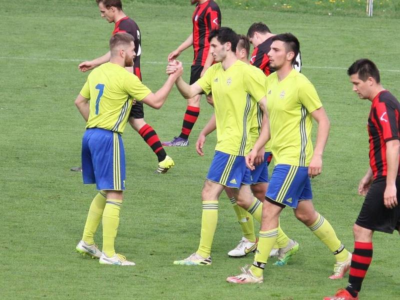 Fotbalisté Kelče (ve žlutém) ve 21. kole I. A třídy skupiny A nestačili doma na vedoucí Francovu Lhotu, které podlehli 2:6.