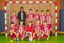 Na Valašsku probíhají mládežnické fotbalové turnaje pořádané OFS Vsetín., Na snímku vítězný celek Dolní Bečvy (červeno-pruhovaní).
