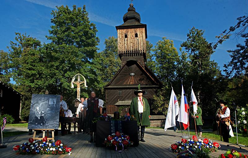 Pietní rozloučení a uložením urny Dany Zátopkové na Valašském Slavíně v Rožnově pod Radhoštěm.