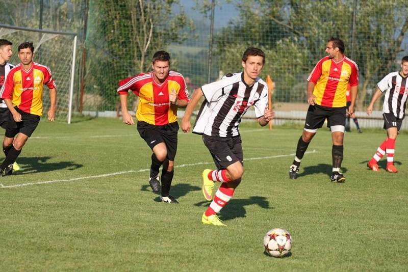 Fotbalisté Valašského Meziříčí B (černobílé dresy) doma porazili Podkopnou Lhotu 4:1.