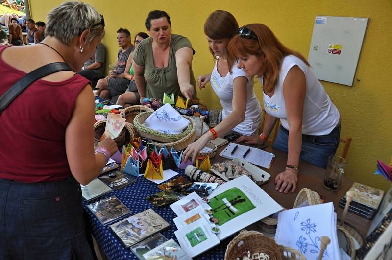 Účinkující a diváci 18. ročníku hudebního festivalu Amfolkfest v osadě Pulčín u Francovy Lhoty.