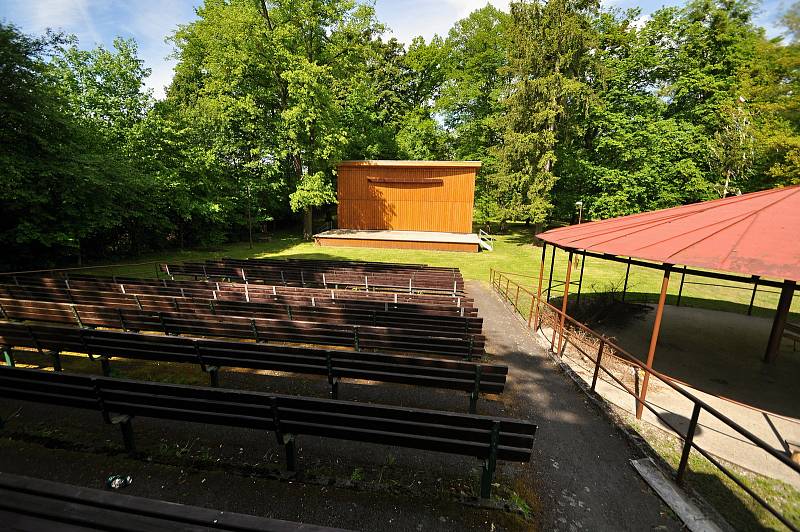 K braneckému zámku přiléhá rozlehlý a pravidelně udržovaný zámecký park. Jeho součástí je i venkovní amfiteátr, rybník a od roku 2020 i nové dětské hřiště.