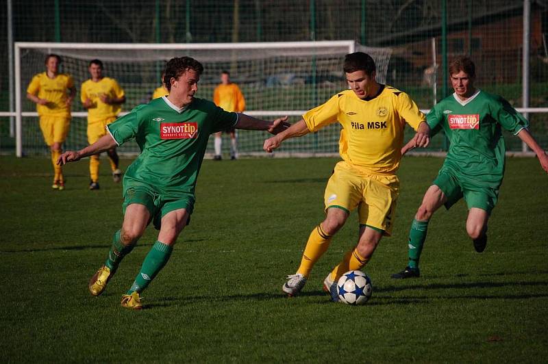 FC Velké Karlovice+Karolinka (žluté dresy) se sice v zápase proti Slušovicím na tři body pořádně nadřeli, ale nakonec vyhráli 2:0 a v tabulce se vyšplhali na třetí příčku. 