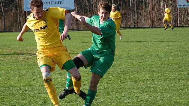 FC Velké Karlovice+Karolinka (žluté dresy) se sice v zápase proti Slušovicím na tři body pořádně nadřeli, ale nakonec vyhráli 2:0 a v tabulce se vyšplhali na třetí příčku. 