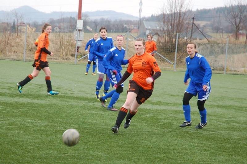 V prvním jarním utkání fotbalistky Valašského Meziříčí (oranžové dresy) podlehly Olomouci 1:4.