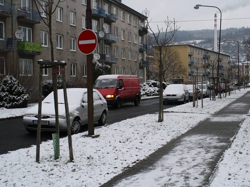 Někteří řidiči zatím nové značení nerespektují. Navíc mají vozy odstaveny v protisměru.