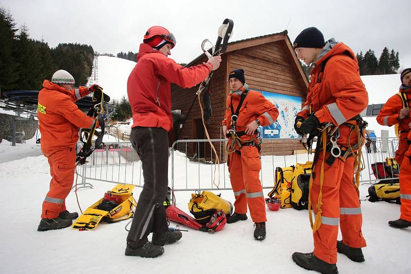 Hasičské cvičení záchrana lidí z lanovky v lyžařském středisku Kohútka. Na snímku hasič Petr Smilek ze Zlína.