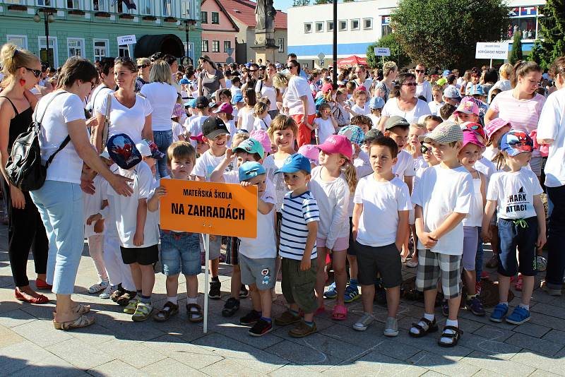 Celkem 2 101 zpěváků a zpěvaček se ve čtvrtek 1. června dopoledne na Masarykově náměstí zapojilo do zpěvu písně Rožnovské hodiny.